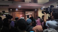 Saya sudah daftar dari seminggu yang lalu tapi belum dihubungi sama Bareskrim, tapi tadi ada yang baru daftar kemarin tapi dia sudah dapat paspornya, kata salah seorang jemaah, Nur. Foto: Parastiti/detikcom
