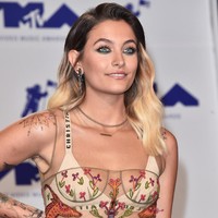 Selain Bella Thorne, selebriti muda lainnya juga pernah pamer rambut ketiak di red carpet. Adalah Paris Jackson, yang percaya diri tampil dengan rambut ketiak saat hadir di MTV Video Music Awards 2017, pada Agustus tahun lalu. Foto: Getty Images