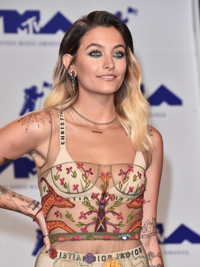 Selain Bella Thorne, selebriti muda lainnya juga pernah pamer rambut ketiak di red carpet. Adalah Paris Jackson, yang percaya diri tampil dengan rambut ketiak saat hadir di MTV Video Music Awards 2017, pada Agustus tahun lalu. Foto: Getty Images