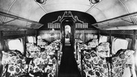 Seperti ini interior first class pesawat Imperial Airways. Kursinya seperti sofa dan mewah. Pesawat ini terbang dari Paris ke London (Hulton Archive/Getty)
