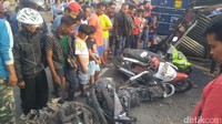 Tak berhenti sampai di situ, kemudian truk kontainer masih melaju dan oleng menghajar sejumlah motor dan beberapa warung. Foto: Angling Adhitya Purbaya