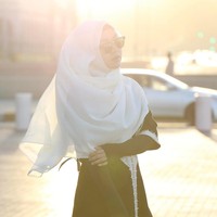 Vicky Shu pernah memakai rancangan Anniesa Hasibuan ketika umrah bareng First Travel. Foto: Dok. Instagram