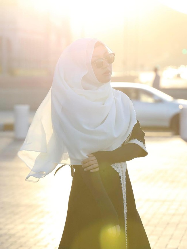 Vicky Shu pernah memakai rancangan Anniesa Hasibuan ketika umrah bareng First Travel. Foto: Dok. Instagram