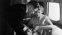 Di kabin First Class, dulu ada ranjang tingkat. Penumpang pun mendapat sarapan yang disajikan oleh pramugara (Hulton Archive/Getty)