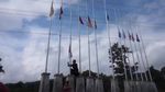 Begini Aksi Pak Guru Panjat Tiang untuk Betulkan Bendera RI Terbalik