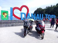 Yamaha XMAX dan NMAX di Danau Toba (Foto: Yamaha)