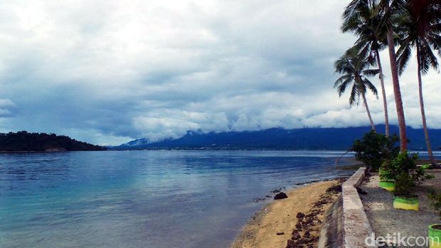 Pemandangan pantai di Nusa Ra (Wahyu/detikTravel)