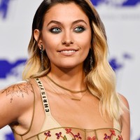 Cantik mengenakan gaun transparan Christian Dior, remaja 18 tahun ini tak merasa risih ataupun malu berpose dengan rambut ketiak tipisnya. Padahal bagi kebanyakan wanita, memperlihatkan rambut ketiak yang tak dicukur akan menurunkan kepercayaan diri mereka. Foto: Getty Images