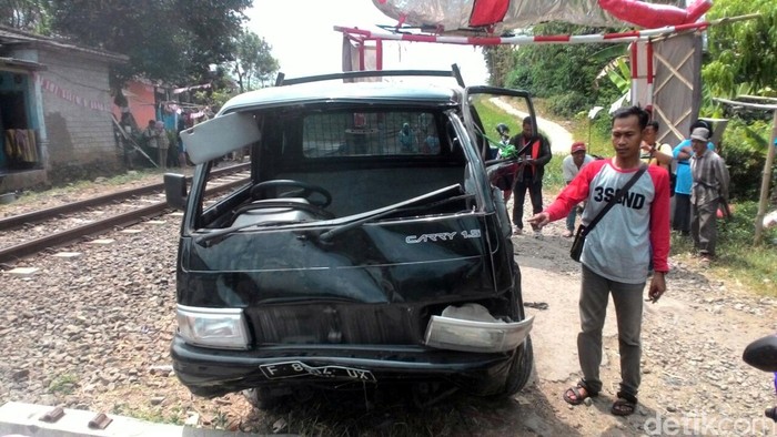  Mobil  Bak  Tertabrak Kereta di Cibadak Sukabumi