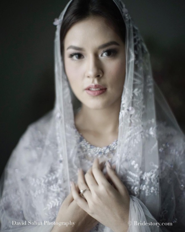 Pernikahan Raisa dan Hamish Daud menjadi agenda paling ditunggu akhir pekan ini. Seperti diketahui, keduanya akan melangsungkan pernikahan pada 3 September mendatang. Melihat Raisa yang selalu tampil cantik dengan balutan kebaya tradisional ataupun gaun modern saat tampil menyanyi, pilihan gaunnya saat menikah sudah tentu membuat banyak orang penasaran. Menurut prediksi Wolipop, Raisa akan sangat cantik saat tampil dengan gaun-gaun ini. Foto: Dok. Instagram/Bridestory