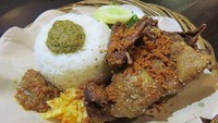 Penggemar bebek wajib mampir ke Bebek Malio di Tebet. Pastikan mencicip bebek goreng sambal pencit di sini. Bebek yang garing renyah berpadu denak dengan asamnya sambal mangga muda. Ada juga pelengkap bumbu ijo gaya Madura yang pedas gurih. Foto: dok. detikFood