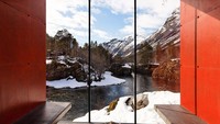Tampilan sederhana bukan berarti in sauna biasa. Sauna ini berada di Hotel Juvet Landscape, Valldal, Norwegia. Sauna ini didesain memiliki jendela kaca yang menghadap ke Sungai Valdolla dan fjord (teluk) barat yang menawan (dok Juvet Landscape Hotel)