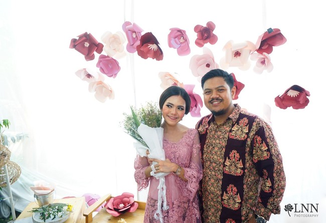Inspirasi paper flower juga bisa dilirik dari pasangan Ines dan Hezby ini. Berbeda dengan pasangan sebelumnya, bunga kertas ditata dengan cara digantung. (Foto: Bride Dept)