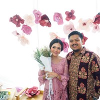 Inspirasi paper flower juga bisa dilirik dari pasangan Ines dan Hezby ini. Berbeda dengan pasangan sebelumnya, bunga kertas ditata dengan cara digantung. (Foto: Bride Dept)