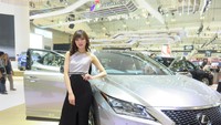 Salah satu Lexus Lady, Cinthia Louis menyukai mobil dengan tampang elegan dan serba bisa seperti sebuah SUV Lexus RX 200t F Sport. Tampangnya elegan banget, dan cocok juga kalau aku yang bawa, terlepas dari dia mobil baru yah, ujar Cinthia sambil tersenyum manis. Foto: Ruly Kurniawan