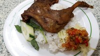 Main ke Surabaya pastikan mencicip Bebek Sambal Pencit di Palupi Barata. Bumbu bebeknya gurih meresap ke dalam dengan paduan jejak segar asam dari irisan sambal mangga muda. Foto: dok. detikFood