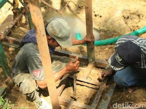 Mahasiswa UMM membangun sumur bor/