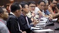 Sidang itu merupakan sidang dari gugatan yang dilayangkan oleh Forum Kajian Hukum dan Konstitusi menyusul dibentuknya pansus angket KPK oleh DPR.