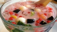 Beda yang meracik, beda juga campuran isiannya. Tapi umumnya, es campur dibuat dengan seutan es yang ditambahkan dengan sirup merah. Isiannya berupa potongan cincau hitam, biji mutiara, tape, kolang-kaling, alpukat hingga agar-agar. Hmm, segar! Foto: Istimewa