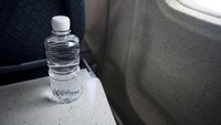 Membawa air minum sendiri tidak masalah selama Anda tidak menumpahkannya dan membuat kekacauan. Banyak minum tetap diperlukan tubuh selama Anda naik pesawat. Selain menghidrasi tubuh, air akan mencegah tenggorokan kering, sehingga disukai kuman penyebab infeksi. Foto: Thinkstock