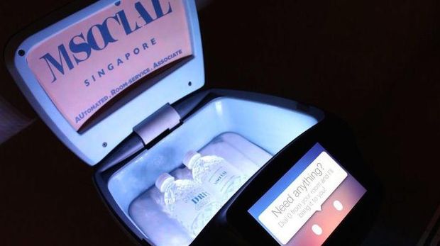 Robot yang berfungsi sebagai pengganti pelayan kamar (CNN Travel)