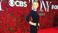 Marlee Matlin salah satu aktris pemenang Oscar ini memiliki masalah pendengaran karena gendang telinganya yang tidak terbentuk dengan baik. Sehingga, sejak umur lima tahun ia sudah belajar bahasa isyarat. (Foto: Instagram @themarleematlin)