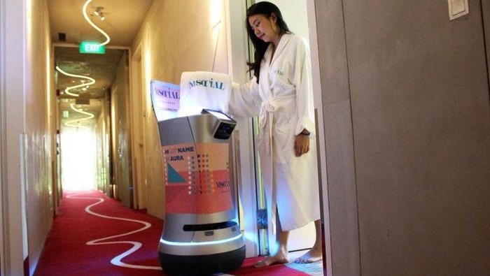 Robot jadi pelayan hotel