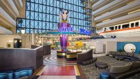 Umumnya Chef Mickeys menyajikan hidangan buffet keluarga. Harganya berkisar 35-59 USD (Rp 460-780 ribu) (Walt Disney World)