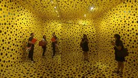 Kalau ruangan yang satunya berlatar kuning dengan motif bulat berwarna hitam (Tri Ispranoto/detikTravel)