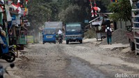 Beberapa truk juga melintas di jalan yang menghubungkan Wanaherang dan Cikeas.