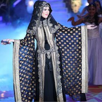 Angel Lelga pun pernah menjadi selebriti yang membawakan rancangan Anniesa Hasibuan dengan sentuhan hitam dan gold sehingga terlihat mewah.  Foto: Dok. Instagram