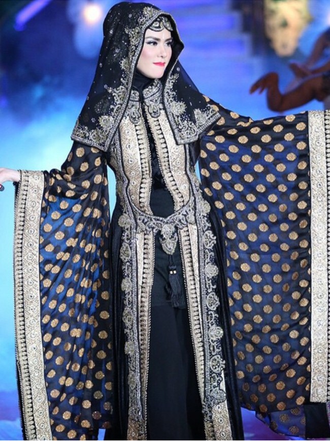 Angel Lelga pun pernah menjadi selebriti yang membawakan rancangan Anniesa Hasibuan dengan sentuhan hitam dan gold sehingga terlihat mewah.  Foto: Dok. Instagram