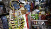 Saat tim tapal batas detikcom mengunjungi kecamatan terdepan Indonesia, Entikong, kami melihat penjajahan di pasar yang terletak di perbatasan itu.