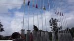 Begini Aksi Pak Guru Panjat Tiang untuk Betulkan Bendera RI Terbalik