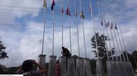 Bendera tersebut dipasang di antara bendera negara-negara ASEAN lainnya. Namun hanya bendera Indonesia yang dipasang terbalik. Lokasi bendera yang dipasang terbalik itu berada di konservasi gajah di Lampang, Thailand.  (Foto: Screenshot Video)