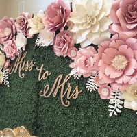 Jika ingin menghadirkan sentuhan personal dalam acara lamaran Anda, taruh tulisan seperti ini. Pilih pula kombinasi warna yang cantik dan elegan. (Foto: Instagram thebluedahlia)