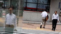 Pada pembukaan hari ini, indeks saham Nikkei 225 turun 0,7% atau 136,93 poin ke 19.312,97. Kemudian indeks saham Topix turun 0,55% atau 8,78 poin ke 1.591,34. REUTERS/Kim Kyung-Hoon.