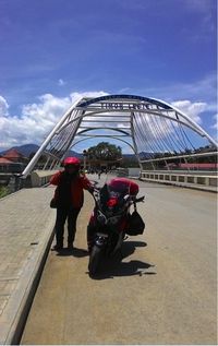 Hasnita bersama NMAX di Timor Leste (Foto: Yamaha)