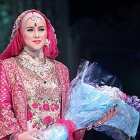 Olla Ramlan juga merupakan selebriti yang pernah menjadi model Anniesa Hasibuan. Gaun keemasan dengan sentuhan pink membuat penampilan Olla terlihat mewah dan glamour. Foto: Dok. Instagram