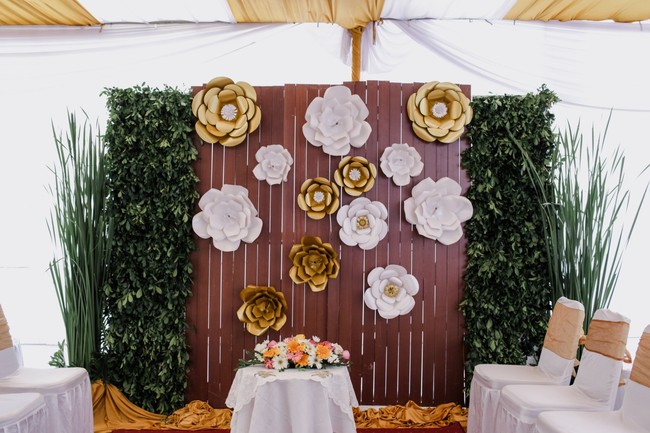 Agar lebih unik, gunakan tembok kayu sebagai backgroun dan aksen dedaunan. Seperti yang dilakukan dalam lamaran Koko dan Lulu berikut. (Foto: Bride Dept)