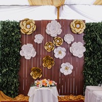 Agar lebih unik, gunakan tembok kayu sebagai backgroun dan aksen dedaunan. Seperti yang dilakukan dalam lamaran Koko dan Lulu berikut. (Foto: Bride Dept)