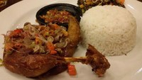Kalau ini bebek goreng buatan Warung Berkah Ibu Mudo Ayo. Pilihannya ada bebek betutu, bebek betutu bakar, bebek bakar berkah, bebek bakar sambal ijo hingga bebek goreng dengan sambal matah. Foto: dok. detikFood