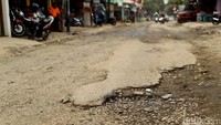 Terdapat banyak lubang disepanjang jalan.