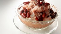 Kacang merah yang direbus dengan air gula ini dicampur dengan susu kental manis cokelat. Ditambah dengan es serut semakin enak berpadu dengan empuknya kacang dan es serut. Foto: Istimewa