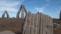 Arctic Henge ini unik, banyak menyebutnya seperti Stonehenge di Inggris. Arctic Henge berbentuk 12 susunan batu yang bertumpuk membentuk suatu gerbang, yang terlihat runcing di bagian atasnya (Eric Guth/BBC)
