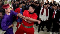 Acara tersebut juga diramaikan lewat aksi jawaran pencak silat khas Betawi.