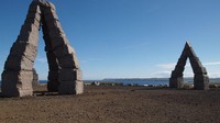 Jarak Arctic Henge cukup jauh dan suhunya tentu saja lebih ekstrem. Kebanyakan, traveler yang datang ke Islandia main-main di wilayah Reykjavik saja di Selatan (Eric Guth/BBC)