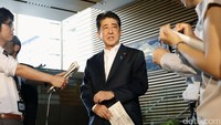 Perdana Menteri Jepang Shinzo Abe juga telah menelpon Presiden Amerika Serikat (AS) Donald Trump. Mereka sepakat meningkatkan tekanan untuk Korea Utara (Korut). Mandatory credit Kyodo/via REUTERS.