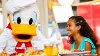 Saat berkunjung, jangan kaget apabila karakter Mickey dan teman-temannya akan muncul untuk menghibur para pengunjung. Gemas! (Walt Disney World)