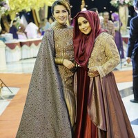 Fitri Carlina mengenakan busana rancangan Anniesa Hasibuan bernuansa gold yang tampak mewah. Foto: Dok. Instagram